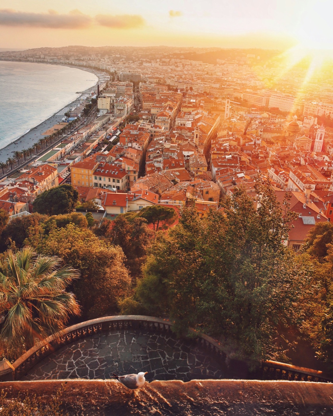 Vue de Nice au coucher de soleil : la Baie des Anges, la vieille ville et la Promenade