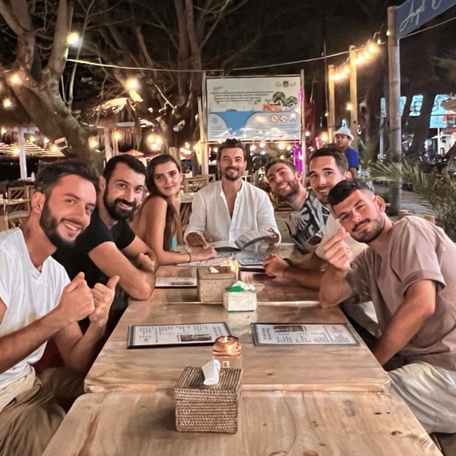 Dîner d'équipe après une journée d'immersion