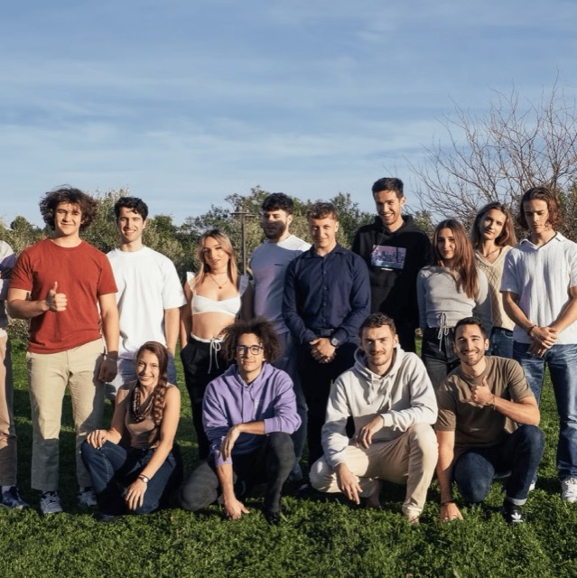 Photo de groupe en extérieur