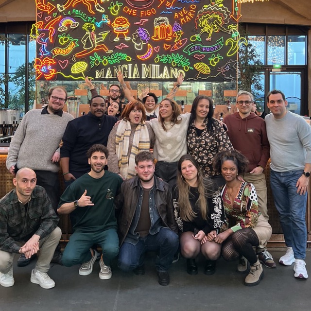 Grand groupe réuni lors d'un événement